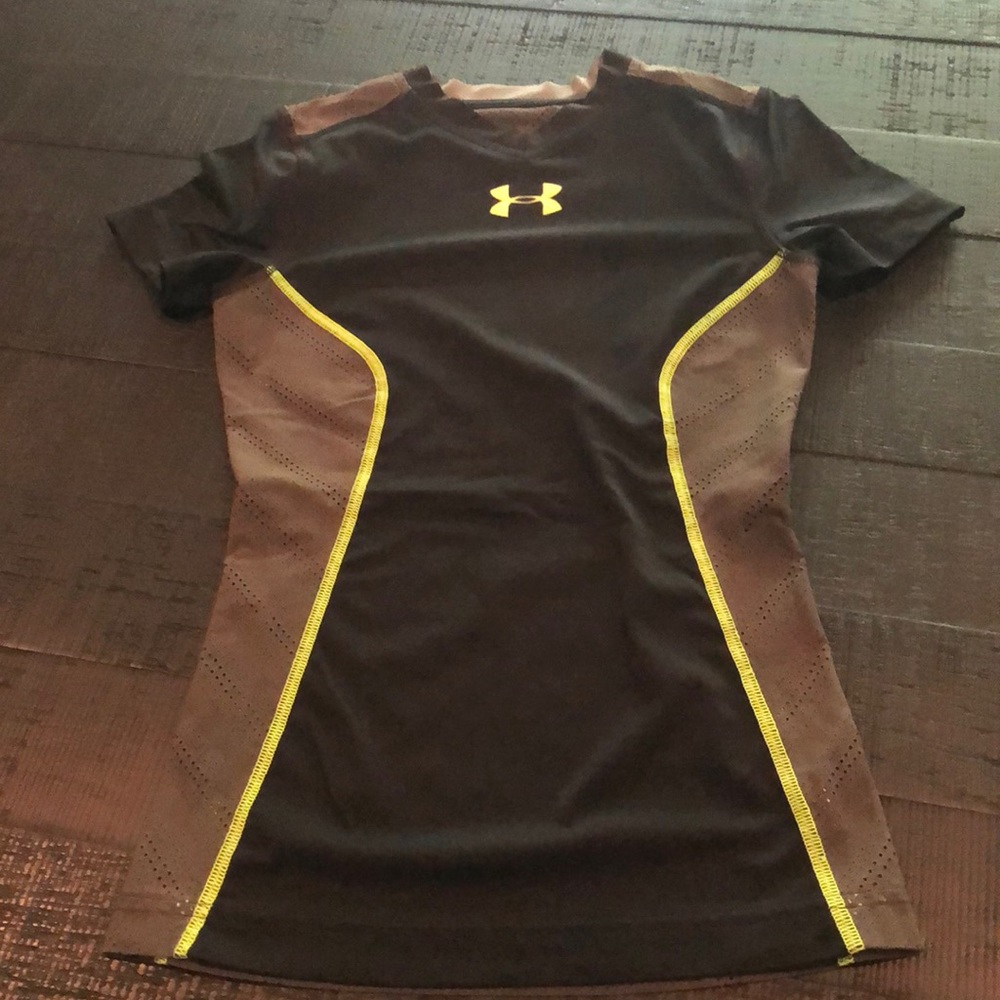 UA Fitted athletic shorts sleeve tee